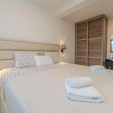 4 Bedroom Cozy In Jovici Holiday home *