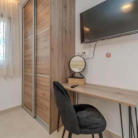 4 Bedroom Cozy In Jovici Holiday home *