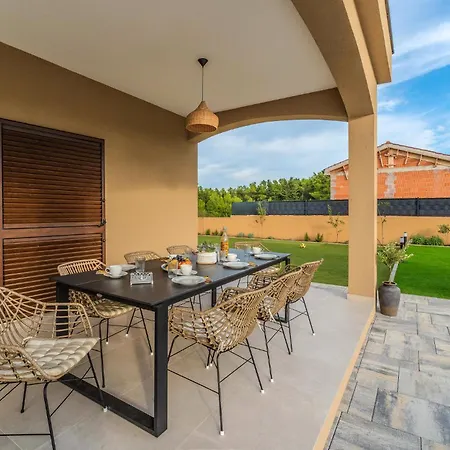 4 Bedroom Cozy In Jovici Holiday home Jovici (Zadar)