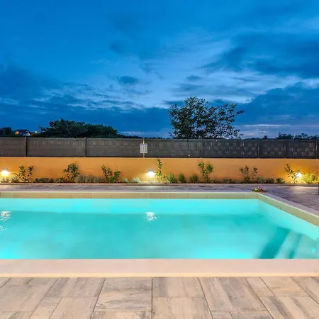 4 Bedroom Cozy In Jovici *