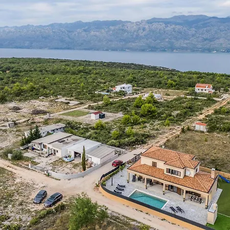 4 Bedroom Cozy In Jovici Holiday home