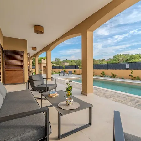 4 Bedroom Cozy In Jovici Holiday home *