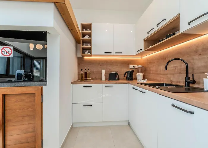 4 Bedroom Cozy In Jovici Prázdninový dům Jovici (Zadar)
