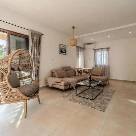 4 Bedroom Cozy In Jovici בית נופש Jovici (Zadar)