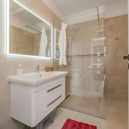 בית נופש 4 Bedroom Cozy In Jovici *