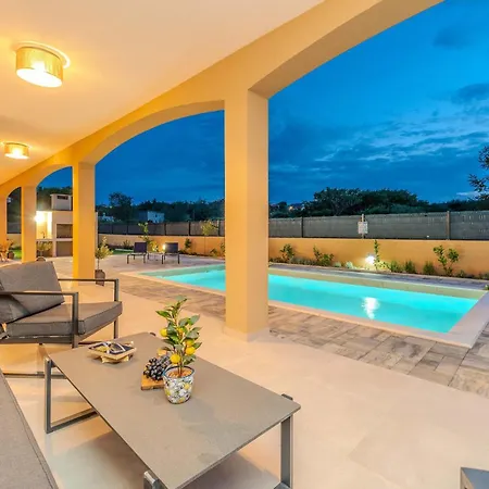 4 Bedroom Cozy In Jovici