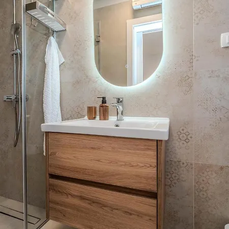 4 Bedroom Cozy In Jovici בית נופש Jovici (Zadar)