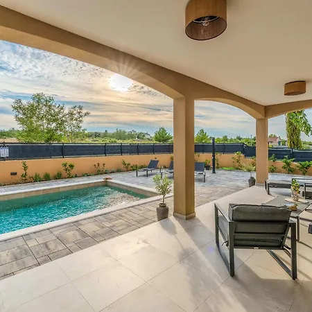 בית נופש 4 Bedroom Cozy In Jovici Jovici (Zadar)