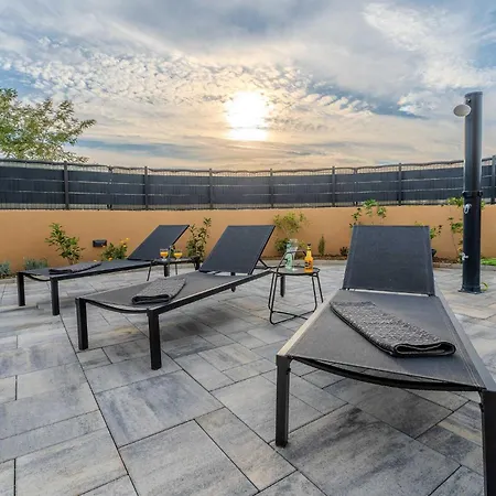 4 Bedroom Cozy In Jovici