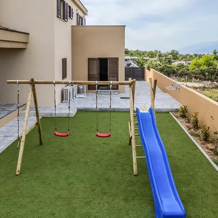 בית נופש 4 Bedroom Cozy In Jovici