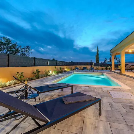 בית נופש 4 Bedroom Cozy In Jovici *