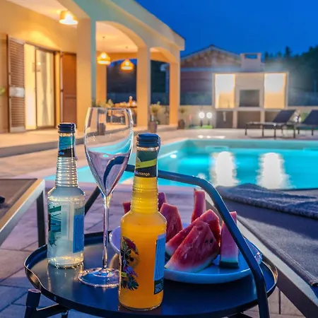 4 Bedroom Cozy In Jovici