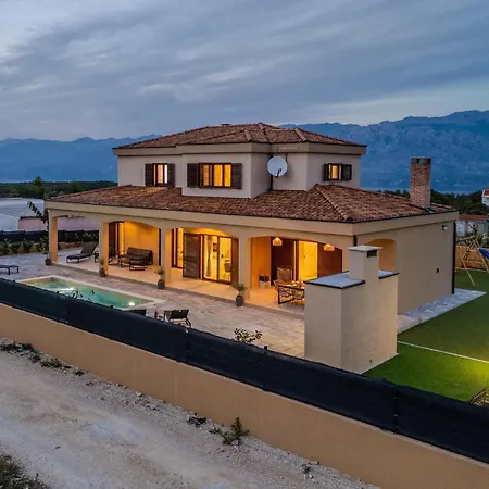 4 Bedroom Cozy In Jovici בית נופש