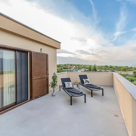 בית נופש 4 Bedroom Cozy In Jovici *