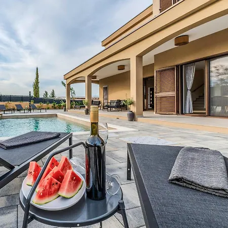 4 Bedroom Cozy In Jovici *