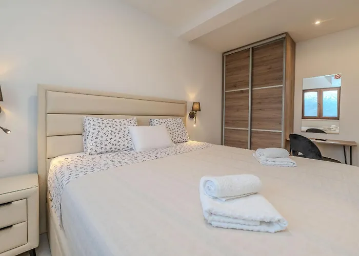 4 Bedroom Cozy In Jovici Dom wakacyjny *