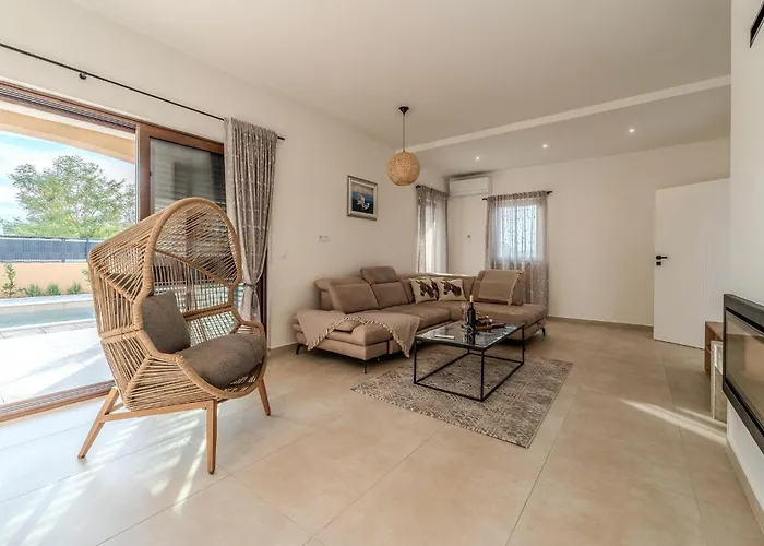 4 Bedroom Cozy In Jovici بيت للعطل Jovici (Zadar)