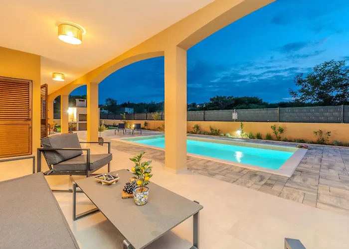 4 Bedroom Cozy In Jovici