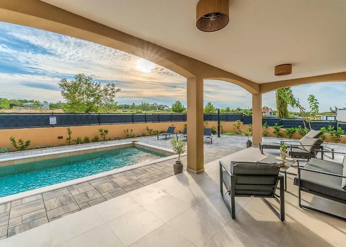 Dom wakacyjny 4 Bedroom Cozy In Jovici Jovici (Zadar)