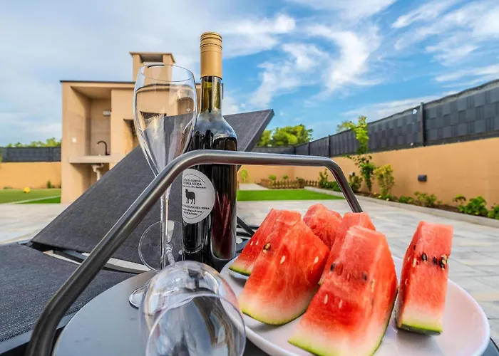 4 Bedroom Cozy In Jovici *