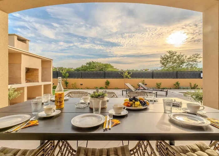 4 Bedroom Cozy In Jovici Dom wakacyjny *