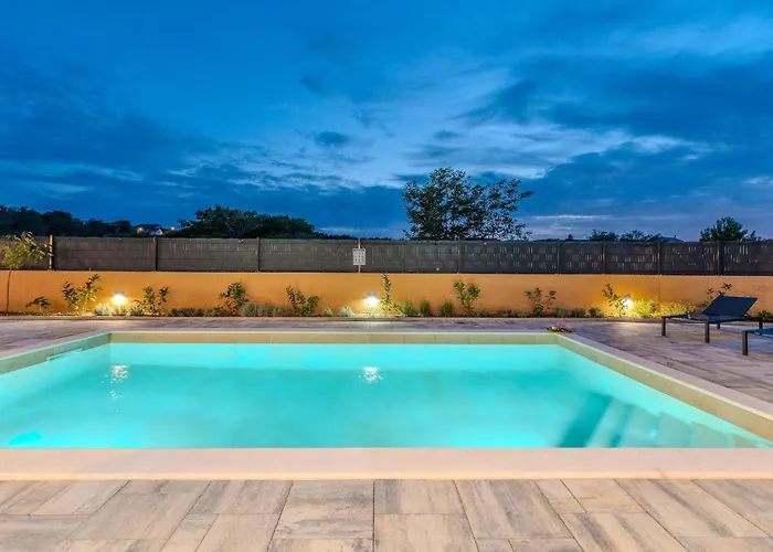 4 Bedroom Cozy In Jovici *