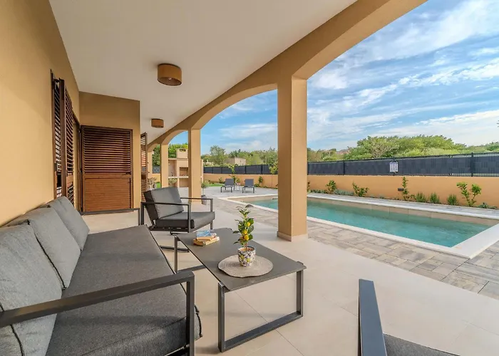 4 Bedroom Cozy In Jovici Dom wakacyjny *