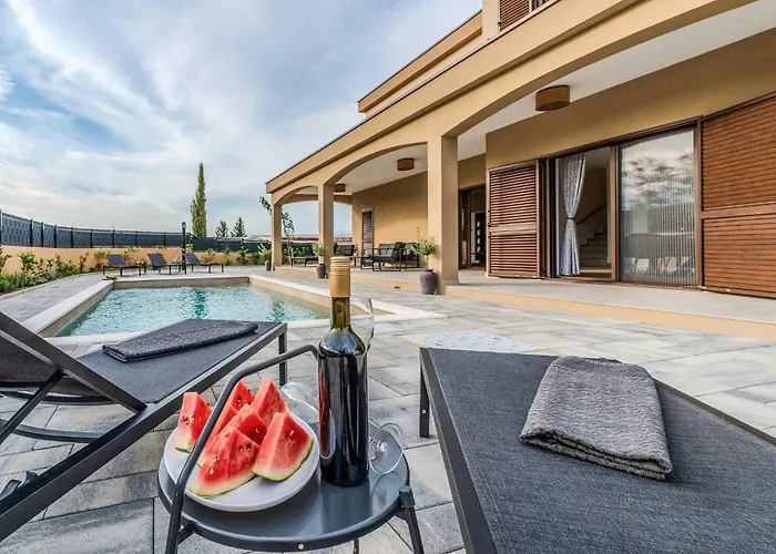 4 Bedroom Cozy In Jovici *