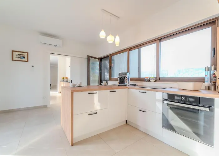 4 Bedroom Cozy In Jovici *